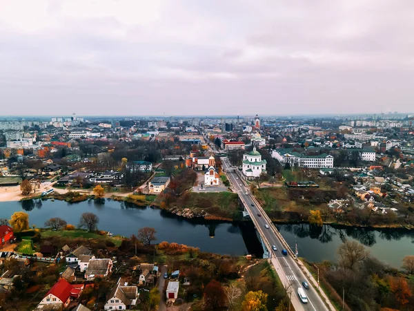 Widok Powietrza Dwóch Starych Kościołów Pobliżu Rzeki Mostu Małym Europejskim — Zdjęcie stockowe