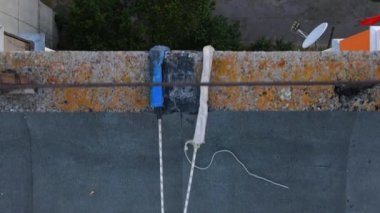 Boyama ve dekorasyon binaları. Yüksek bir binanın şantiyesinde çalışan bir işçi. Yüksek irtifa mühendisliği tasarımı için tehlikeli bir iş. Demir ve beton.