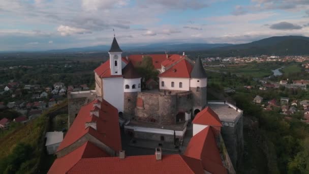 Letecký pohled na středověký hrad na hoře v malém evropském městě za oblačného podzimního dne — Stock video