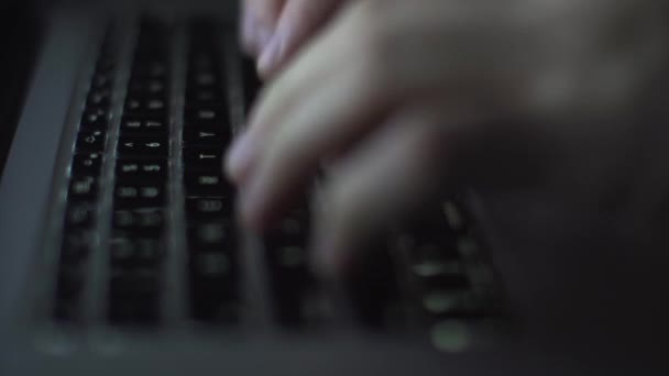 商人手在笔记本电脑键盘上打字业务4K手摸打字指向云端数据社交网络媒体, — 图库视频影像