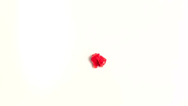 Red Paper Heart Beat em fundo branco Crumple and Uncrumple Stop Motion Animation — Vídeo de Stock