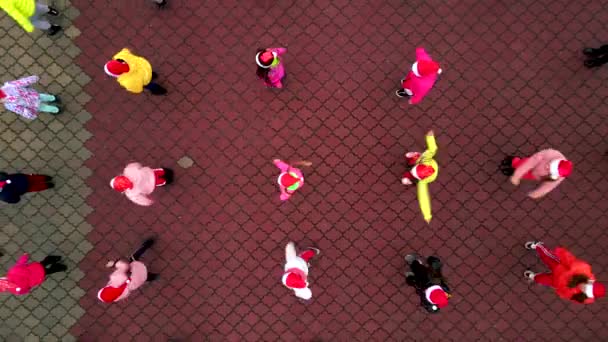 Glückliche Kinder mit Weihnachtsmützen tanzen auf dem Platz. Flashmob, Weihnachts- und Neujahrsfeier. — Stockvideo