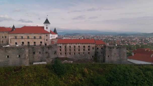 Flygfoto över medeltida slott på berget i liten europeisk stad på molnig höstdag — Stockvideo