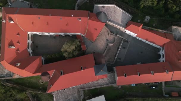 Вид з висоти на середньовічний замок на горі в маленькому європійському місті в похмурий осінній день. — стокове відео