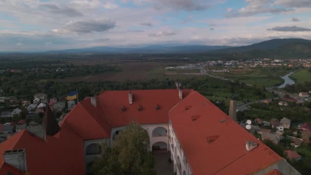Avrupa 'nın küçük bir şehrinde, bulutlu bir sonbahar gününde dağdaki ortaçağ şatosunun havadan görünüşü — Stok video