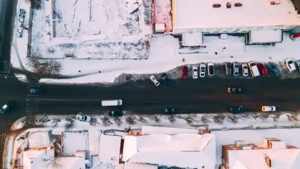 Góra w dół anteny perspektywy ulicy. Hyperlapse ruchu samochodowego na drodze przechodzącej przez miasto w zimowy słoneczny wieczór, — Wideo stockowe