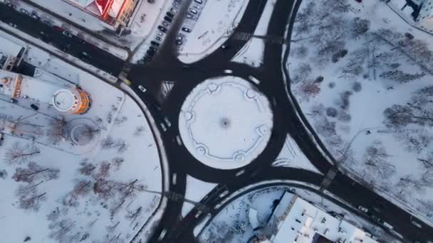 겨울에는 유럽의 작은 도시를 덮고 있는 원형 자동차가 있는 원거리 도로 의 4k 공중 경관 이 빠른 속도로 이동 했다. — 비디오