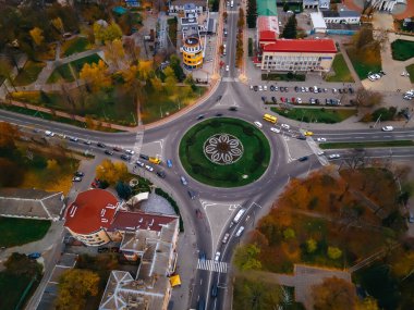 Ukrayna 'nın Kyiv bölgesinde, sonbahar bulutlu bir günde, küçük Avrupa şehrinde yuvarlak arabalı hava manzaralı yol manzarası
