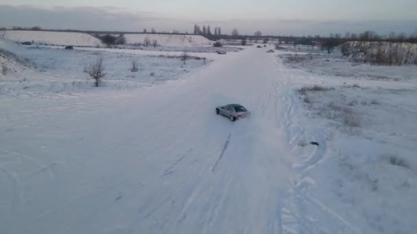 Sport samochód wyścigowy na torze wyścigowym śniegu w zimie. Jazda samochodem wyścigowym po śnieżnej drodze. Jeździ w śniegu. Śnieg dryfuje. — Wideo stockowe