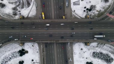 Yol ayrımının hava aracı görüntüsü, büyük araba kavşağı. Kış akşamında hava yolu kavşağı, 4k 'lık görüntüyü düzeltti.