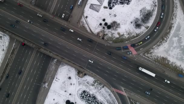 Légi drónkép az útkereszteződésről, nagy autós csomópont. Légi autópálya csomópont télen este, korrigált 4k felvételek — Stock videók