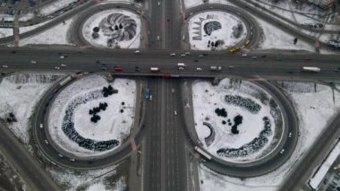 Yol ayrımının hava aracı görüntüsü, büyük araba kavşağı. Kış akşamında hava yolu kavşağı, 4k 'lık görüntüyü düzeltti.