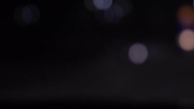 Covid-19 Coronavirus salgını sırasında gece şehir trafiğinde mavi ışıklı acil durum araçlarının bulanık görüntüleri..