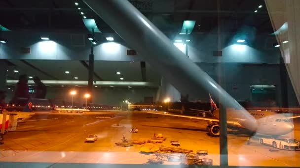 Zeitraffer: Flugzeuge bereiten sich auf den Flug im Flughafen vor. — Stockvideo