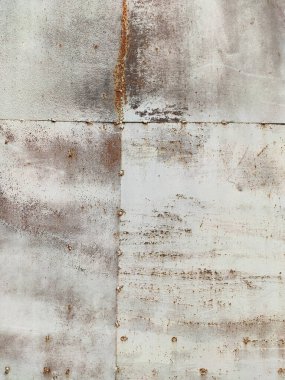 Aşınmış metal zemin. Paslanmış kırmızı boyalı metal duvar. Paslı metal arka planda pas izleri var. Pas lekeleri. Metal yüzey paslanmış lekeler. Rystycorrosion.