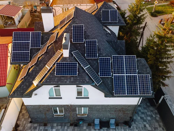 Воздушный Вид Солнечных Фотоэлектрических Панелей Крыше Собственного Дома Маленьком Европейском Стоковое Изображение