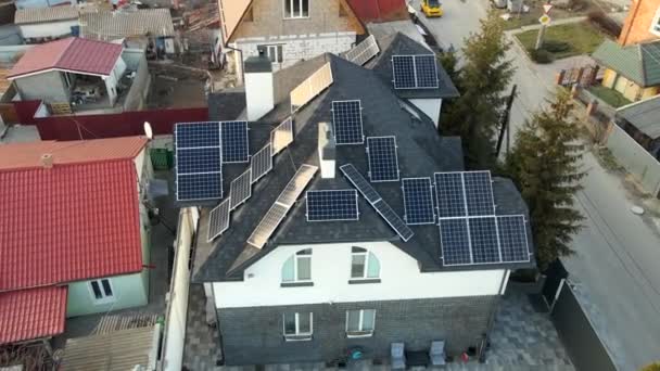 Vista aérea de painéis solares fotovoltaicos no telhado de um edifício para energia renovável. Tiro aéreo de módulos ou painéis solares ao longo de um telhado. — Vídeo de Stock