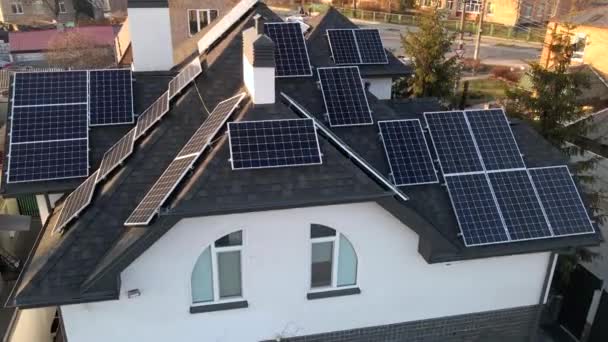 Letecký bezpilotní snímek fotovoltaických solárních panelů na střeše budovy pro obnovitelnou energii. Letecký snímek modulů nebo solárních panelů podél střechy. — Stock video