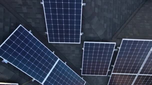 Foto aérea de drones de paneles solares fotovoltaicos en el techo de un edificio de energía renovable. Toma aérea de módulos o paneles solares a lo largo de un techo. — Vídeo de stock