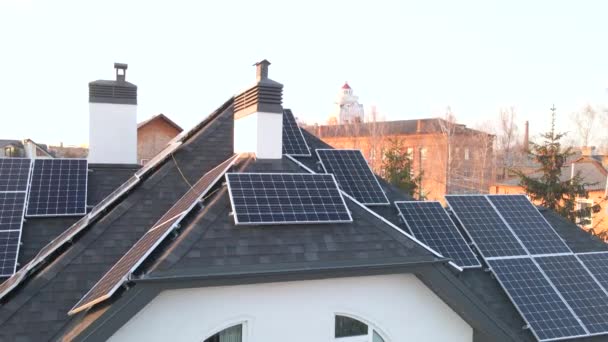 Yenilenebilir enerji için binanın çatısındaki fotovoltaik güneş panellerinin insansız hava aracı görüntüleri. Bir çatı boyunca modüllerin veya güneş panellerinin havadan görüntüsü. — Stok video