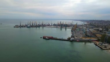 İnsansız hava aracı, Azov Denizi kıyısındaki Küçük Körfez 'de Deniz Limanı ile birlikte uçuyor.