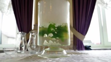 Limonlu Citrus mojito limonatasında ağır çekim baloncuklar ve soğuk, köpüklü, kuru buzlu, içecek için hazırlanmış nane şekeri.
