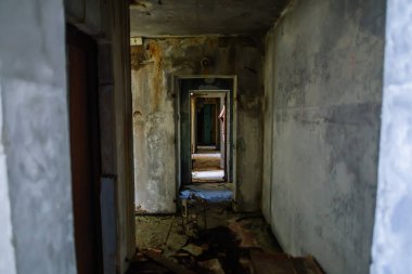 Terk edilmiş Pripyat Chornobyl Bölgesi 'nin terk edilmiş binasındaki koridor, radyasyon, nükleer felaket.