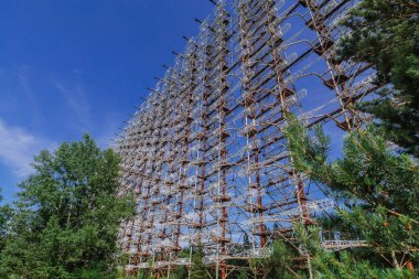 Ukrayna 'nın Çernobil Yasak Bölgesi' ndeki Pripyat hayalet kasabası yakınlarında eski askeri Duga radar sistemi.