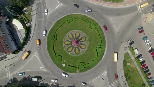 4k antenn utsikt över rondellen väg med cirkulära bilar i liten europeisk stad på solig dag — Stockvideo