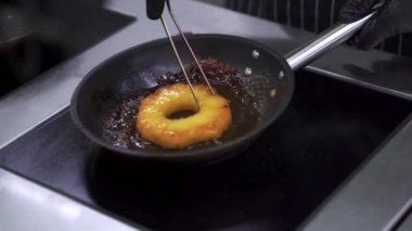 Tavada sebze kızartma. Aşçı restoranda mutfakta ananas kızartır..