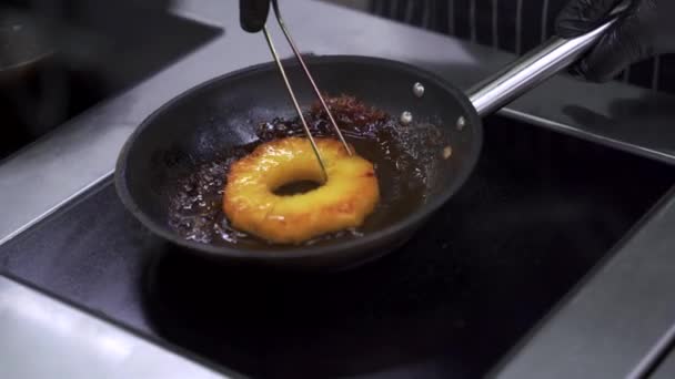 Frying vegetables on pan. The cook fries pineapple on kitchen in restaurant. — Stock Video