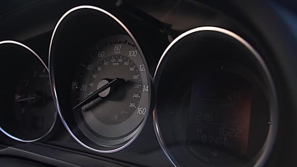 Fechar painel de visão em carro desportivo. Velocímetro e em movimento, com vazamentos de luzes. — Vídeo de Stock