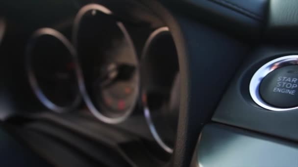 Spor arabadaki gösterge panelini kapat. Hız göstergesi ve hareket eden ışıklar sızıyor. — Stok video