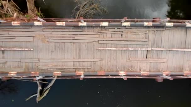 Drohnenschuss von alter Notbrücke über kleinen Fluss gefährlich — Stockvideo
