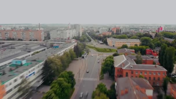Drohnenflug über der Straße einer europäischen Kleinstadt an bewölkten Frühlingstagen, Beschleunigungsvideo — Stockvideo