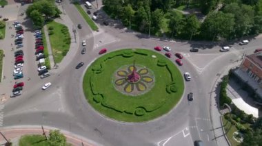 Güneşli bir günde Avrupa 'nın küçük bir şehrinde yuvarlak arabalı 4k' lık bir kavşak manzarası