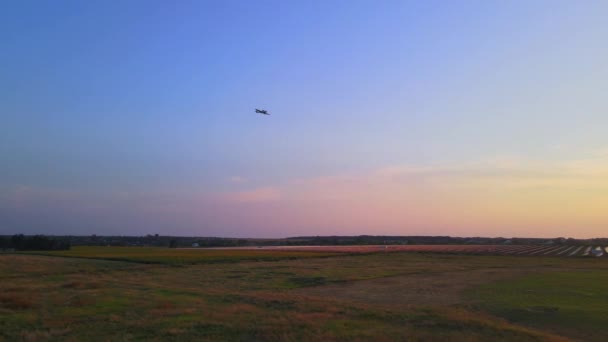 Klein privévliegtuig met propeller vooraan, vliegend in de blauwe lucht bij zonsondergang. Privé commerciële vluchten per vliegtuig. Training piloten om te rijden, educatief concept. HRD-video — Stockvideo