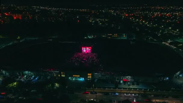 4K Música concierto etapa antena lapso de tiempo de disparo en el estadio de deportes el escenario para el evento de música en vivo.Hiperlapso nocturno — Vídeo de stock