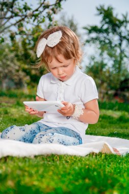  Küçük kız bir tablet kullanma