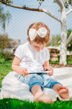  Küçük kız bir tablet kullanma