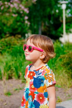 pembe güneş gözlüklü şirin küçük kız