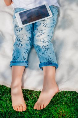  Küçük kız bir tablet kullanma