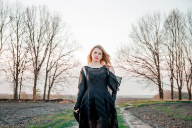 üzgün ve yalnız bir kadın