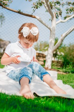 Tablet kullanan kız