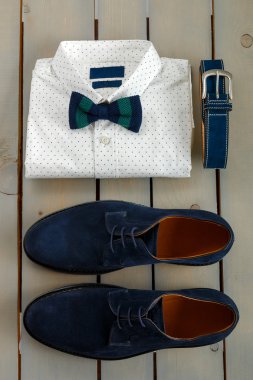 papyon ile beyaz puantiyeli gömlek