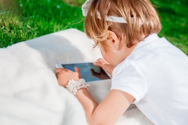 Tablet kullanan kız