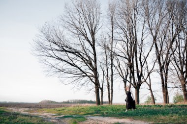 Üzgün ve yalnız kadın birini arıyorum