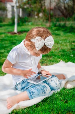 Genç kızın içine öğrenme onun masada