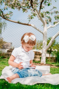 Tablet kullanarak oynayan kız bebek