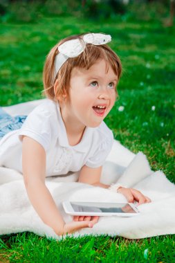 Küçük kız bir tablet kullanma.